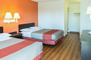 Motel 6 Bakersfield, CA - East