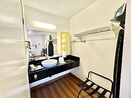 Motel 6 Bellflower, CA - Los Angeles
