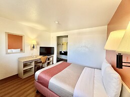 Motel 6 Bellflower, CA - Los Angeles