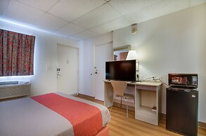 Motel 6 Salina, KS