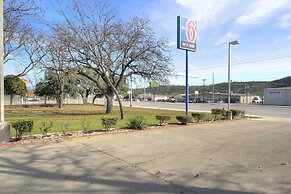 Motel 6 Kerrville, TX