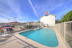Motel 6 Kerrville, TX