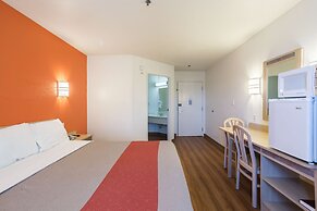Motel 6 Dale, IN