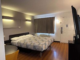 Motel 6 Joliet, IL - I-80