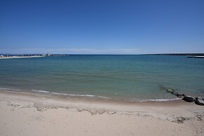 Hamilton Inn Select Beachfront Mackinaw City