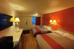 Travelodge by Wyndham Madison Heights MI