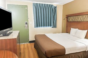 OYO Hotel Mobile, AL I-65 at Airport Blvd