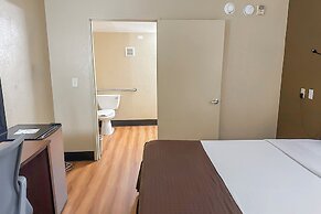 OYO Hotel Mobile, AL I-65 at Airport Blvd