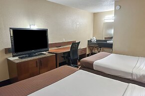 OYO Hotel Mobile, AL I-65 at Airport Blvd