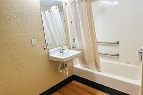 OYO Hotel Mobile, AL I-65 at Airport Blvd