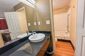 OYO Hotel Mobile, AL I-65 at Airport Blvd