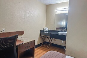 OYO Hotel Mobile, AL I-65 at Airport Blvd