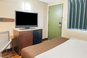 OYO Hotel Mobile, AL I-65 at Airport Blvd