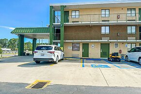 OYO Hotel Mobile, AL I-65 at Airport Blvd