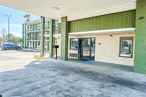 OYO Hotel Mobile, AL I-65 at Airport Blvd