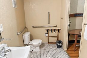 OYO Hotel Mobile, AL I-65 at Airport Blvd