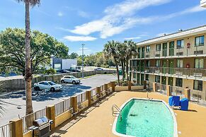 OYO Hotel Mobile, AL I-65 at Airport Blvd