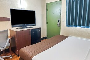 OYO Hotel Mobile, AL I-65 at Airport Blvd