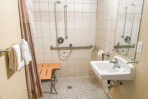 OYO Hotel Mobile, AL I-65 at Airport Blvd