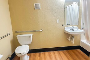 OYO Hotel Mobile, AL I-65 at Airport Blvd