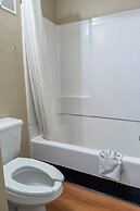 OYO Hotel Mobile, AL I-65 at Airport Blvd