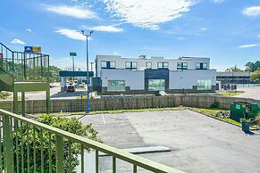 OYO Hotel Mobile, AL I-65 at Airport Blvd