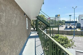 OYO Hotel Mobile, AL I-65 at Airport Blvd