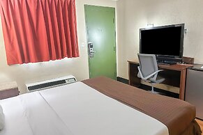 OYO Hotel Mobile, AL I-65 at Airport Blvd