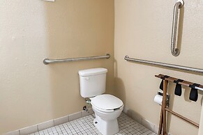 OYO Hotel Mobile, AL I-65 at Airport Blvd