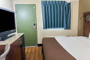 OYO Hotel Mobile, AL I-65 at Airport Blvd