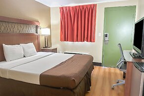 OYO Hotel Mobile, AL I-65 at Airport Blvd