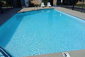 Howard Johnson by Wyndham Clarksville Tennessee