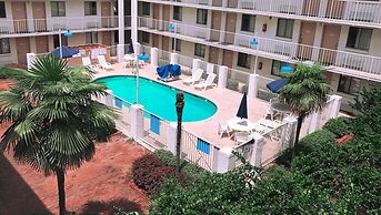Super 6 Inn & Suites Baton Rouge