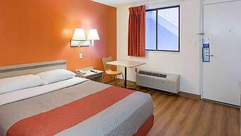 Super 6 Inn & Suites Baton Rouge