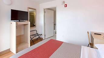 Super 6 Inn & Suites Baton Rouge