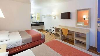 Super 6 Inn & Suites Baton Rouge