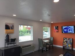 Motel 6 Clute, TX