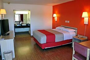 Motel 6 Sallisaw, OK