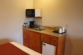 Upper Lake Inn and Suites
