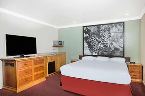 Upper Lake Inn and Suites