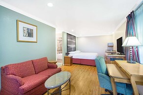 Upper Lake Inn and Suites
