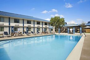 Days Inn & Suites by Wyndham Laredo