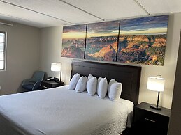 Days Inn & Suites by Wyndham Laredo