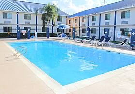 Days Inn & Suites by Wyndham Laredo
