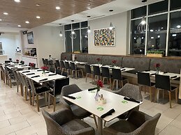 Holiday Inn Atlanta-Gas South Arena Area by IHG