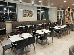 Holiday Inn Atlanta-Gas South Arena Area by IHG