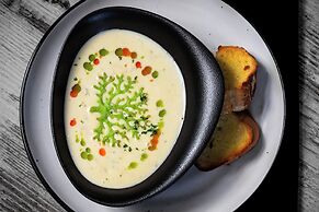 Mandala Ace Albany Hotel