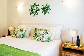 Motu Beachfront Art Villas