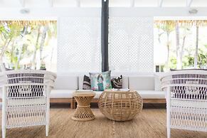 Motu Beachfront Art Villas