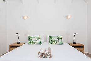 Motu Beachfront Art Villas